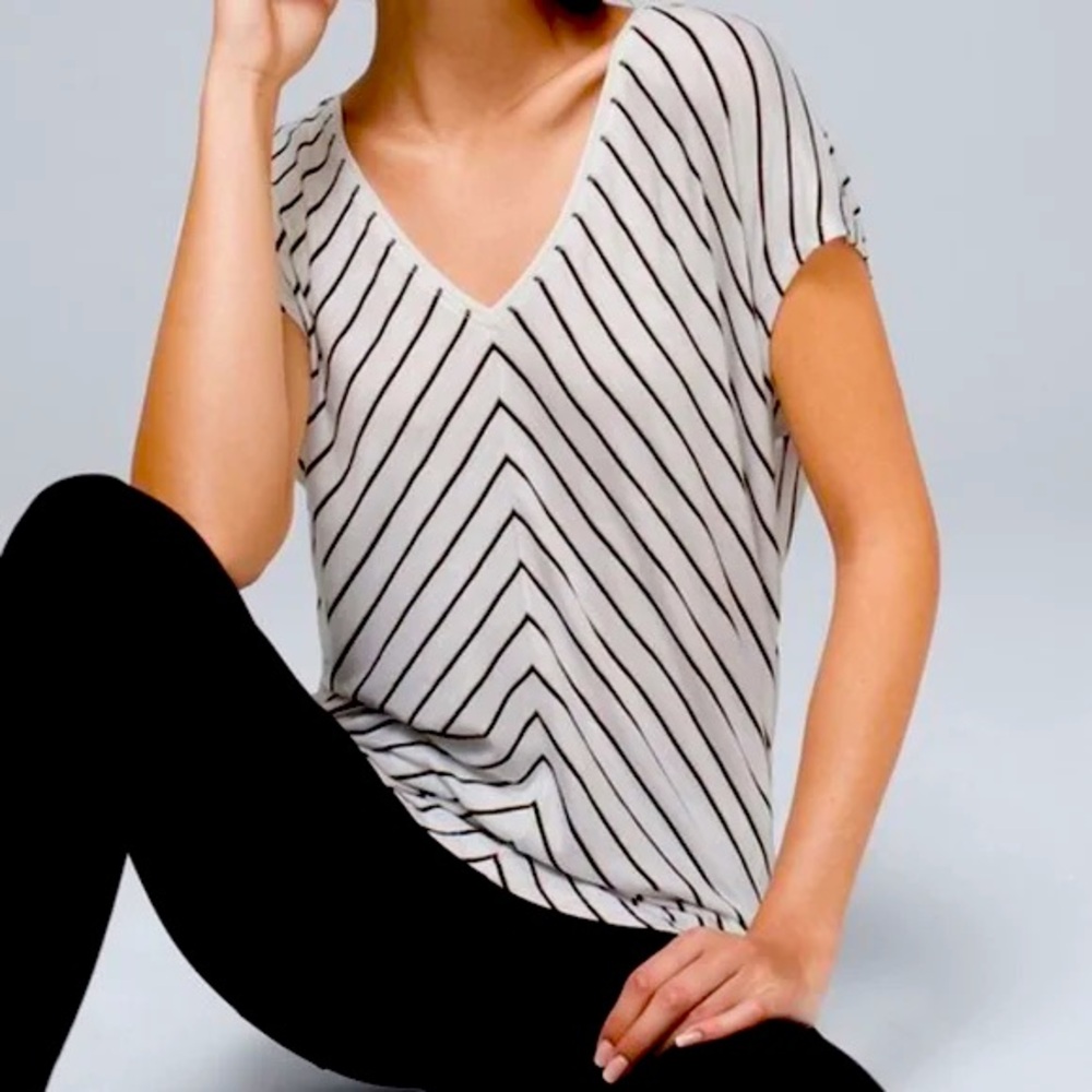 White House Black Market jetsetter tee. Black/gold stripe. Size XL.